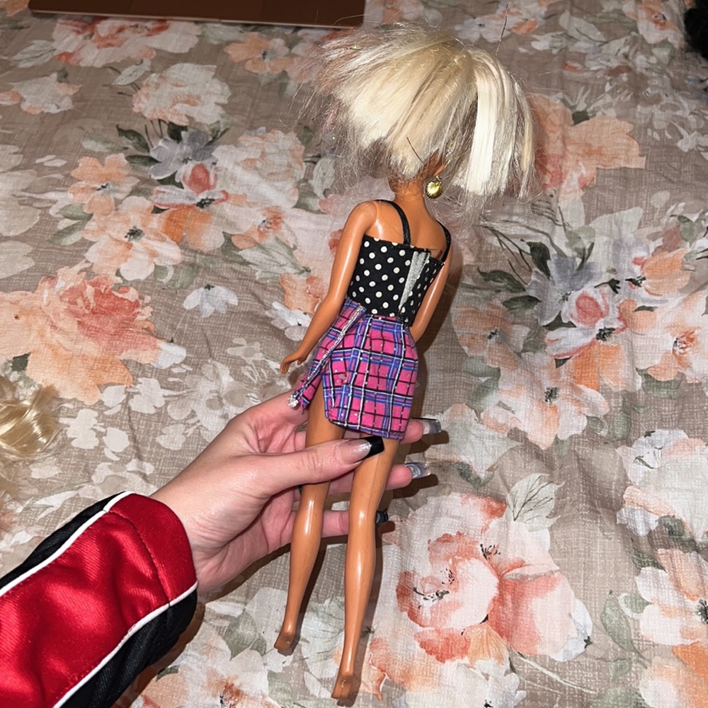 Two barbies - Picture 6 of 7